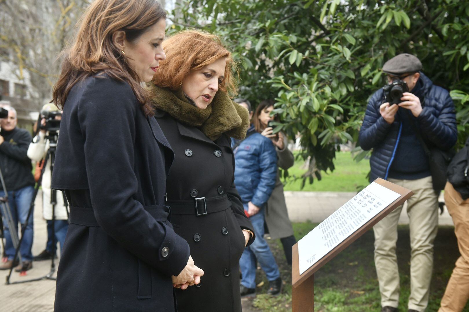 Maider Etxebarria y Cristina Cuesta, durante la inauguración de la placa en homenaje de Miguel Ángel Blanco en Vitoria