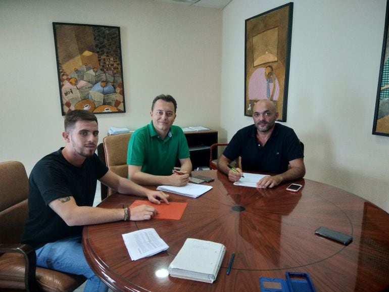 Santiago Galván durante la reunión con los vecinos de Torrecera