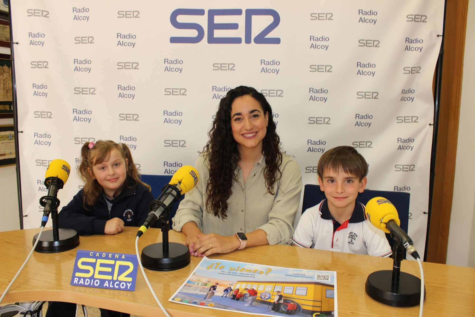 Lucía López, directora de Primaria del colegio Sant Roc, junto a dos alumnos, Sofía Palacios y Mateo Coderch, en el estudio central de Radio Alcoy