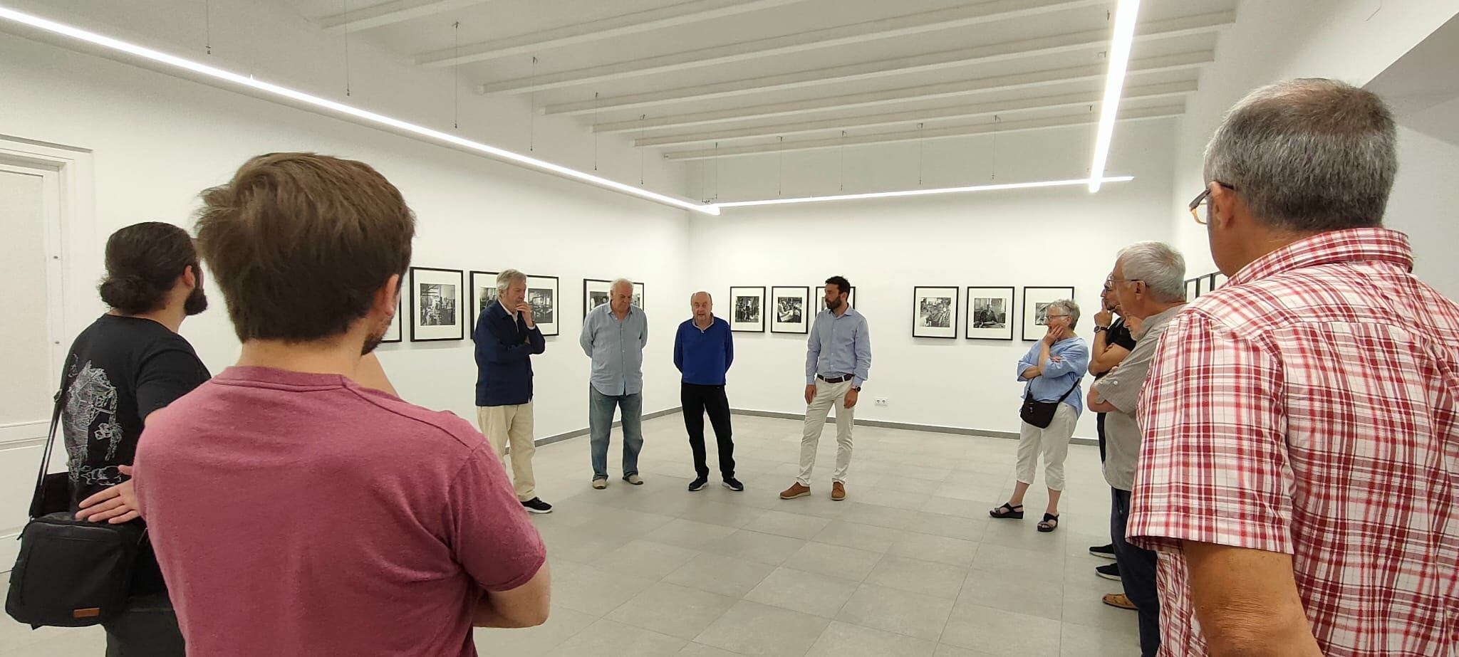 El alcalde, Enrique Pueyo, durante la inauguración junto a Miguel Marcos y el comisario de la exposición.