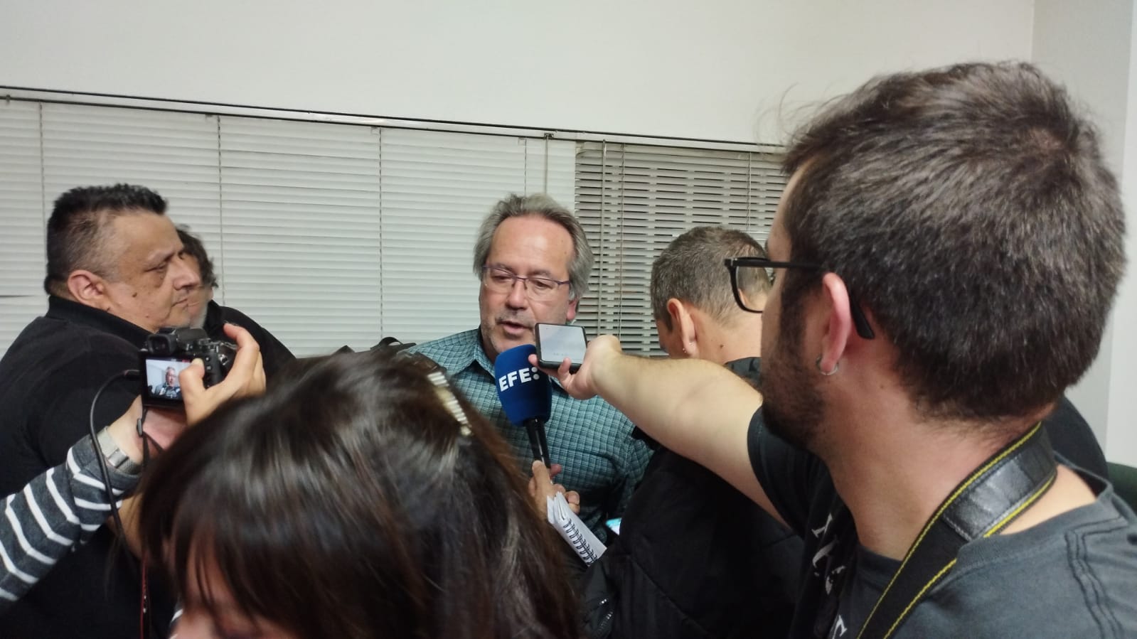 Francisco Guarido atiende a los medios de comunicación dentro de la sede de IU