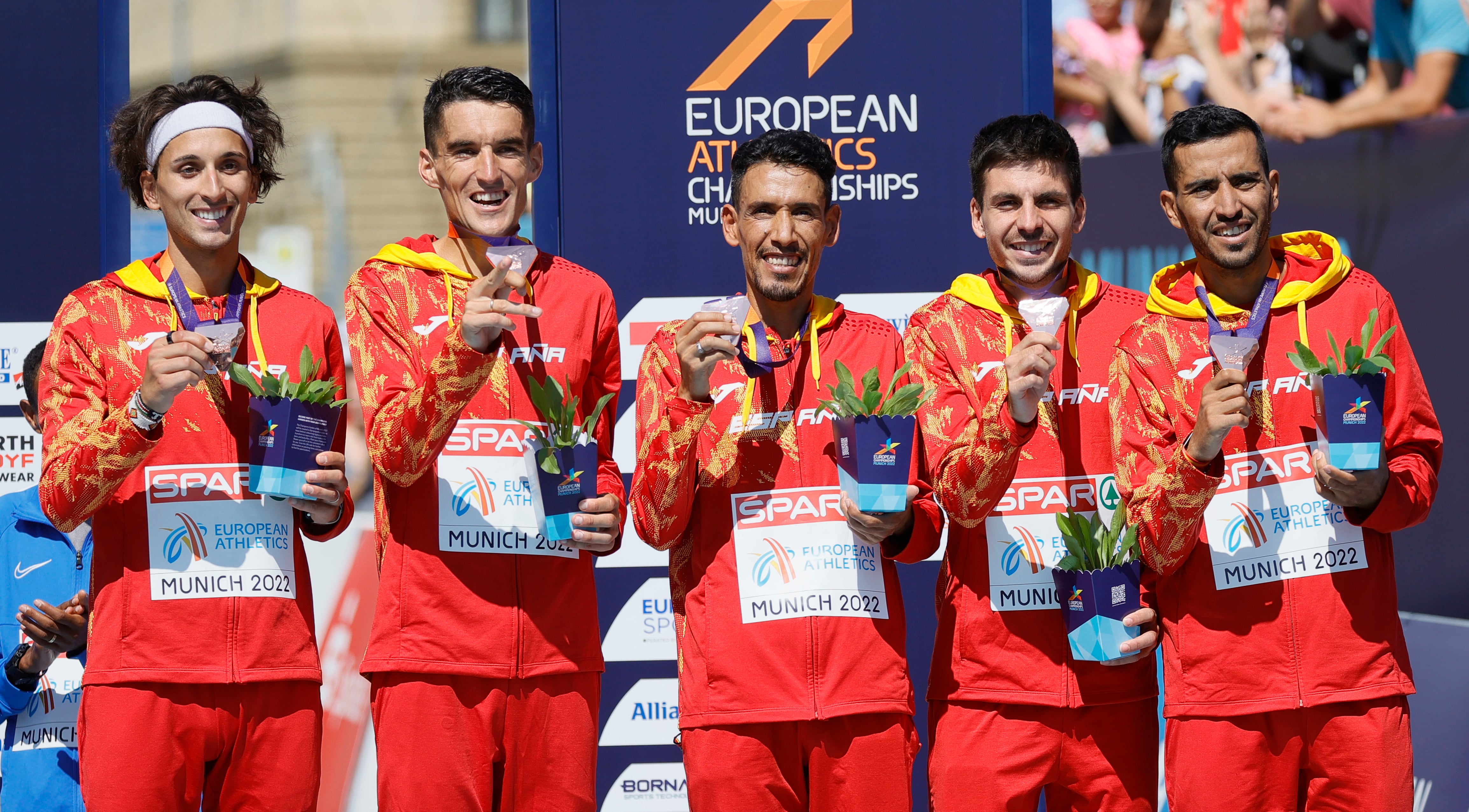 Munich (Germany), 15/08/2022.- Team Spain celebrates winning the bronze medal during the medal ceremony of the Men&#039;s Marathon team classification at the European Championships Munich 2022, Munich, Germany, 15 August 2022. (Maratón, Alemania, España) EFE/EPA/RONALD WITTEK
