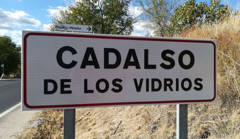 Cartel de entrada a la localidad de Cadalso de los Vidrios