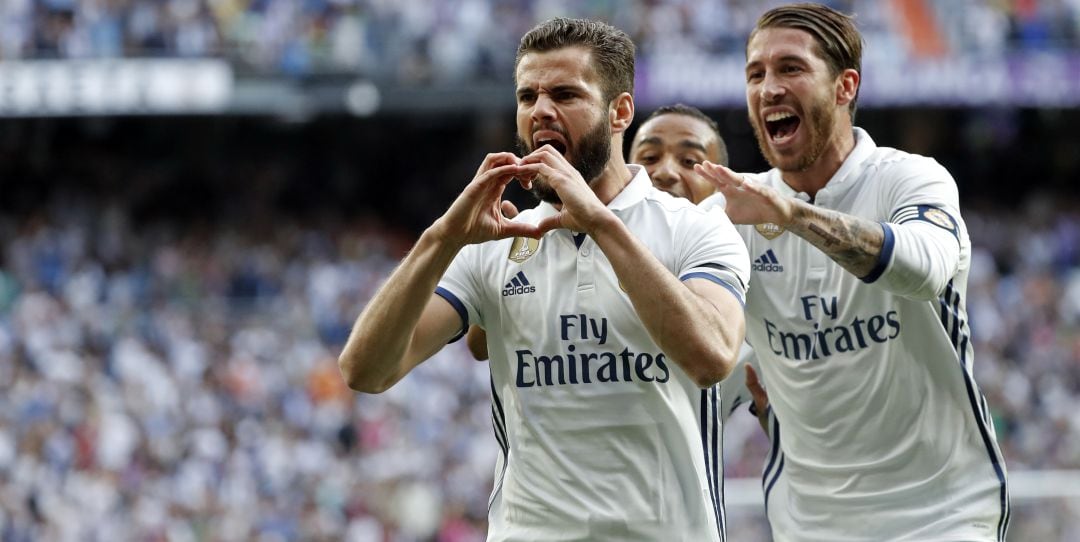 Nacho celebra un gol con Sergio Ramos.