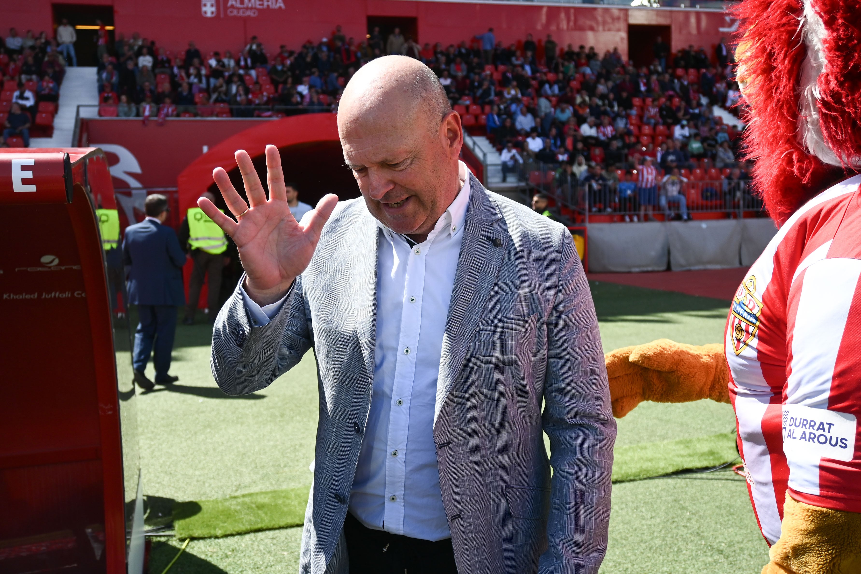 Pepe Mel mirando el reloj en un partido que supuso el adiós matemático del Almería a Primera División. J