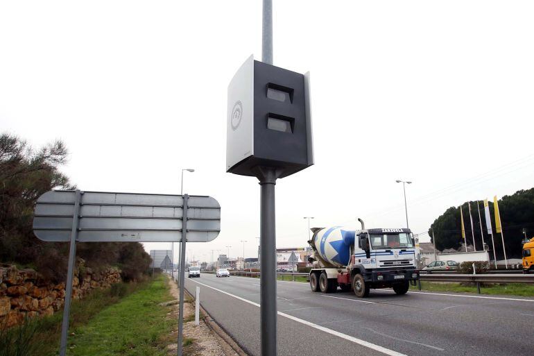 Radar fijado instalado en la carretera de Madrid
