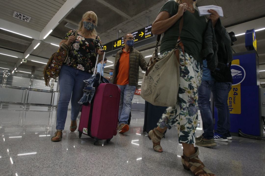 Viajeros procedentes de Alemania llegan al Aeropuerto de Palma el día en el que arrancaba en Baleares el plan piloto para la reapertura del turismo.
