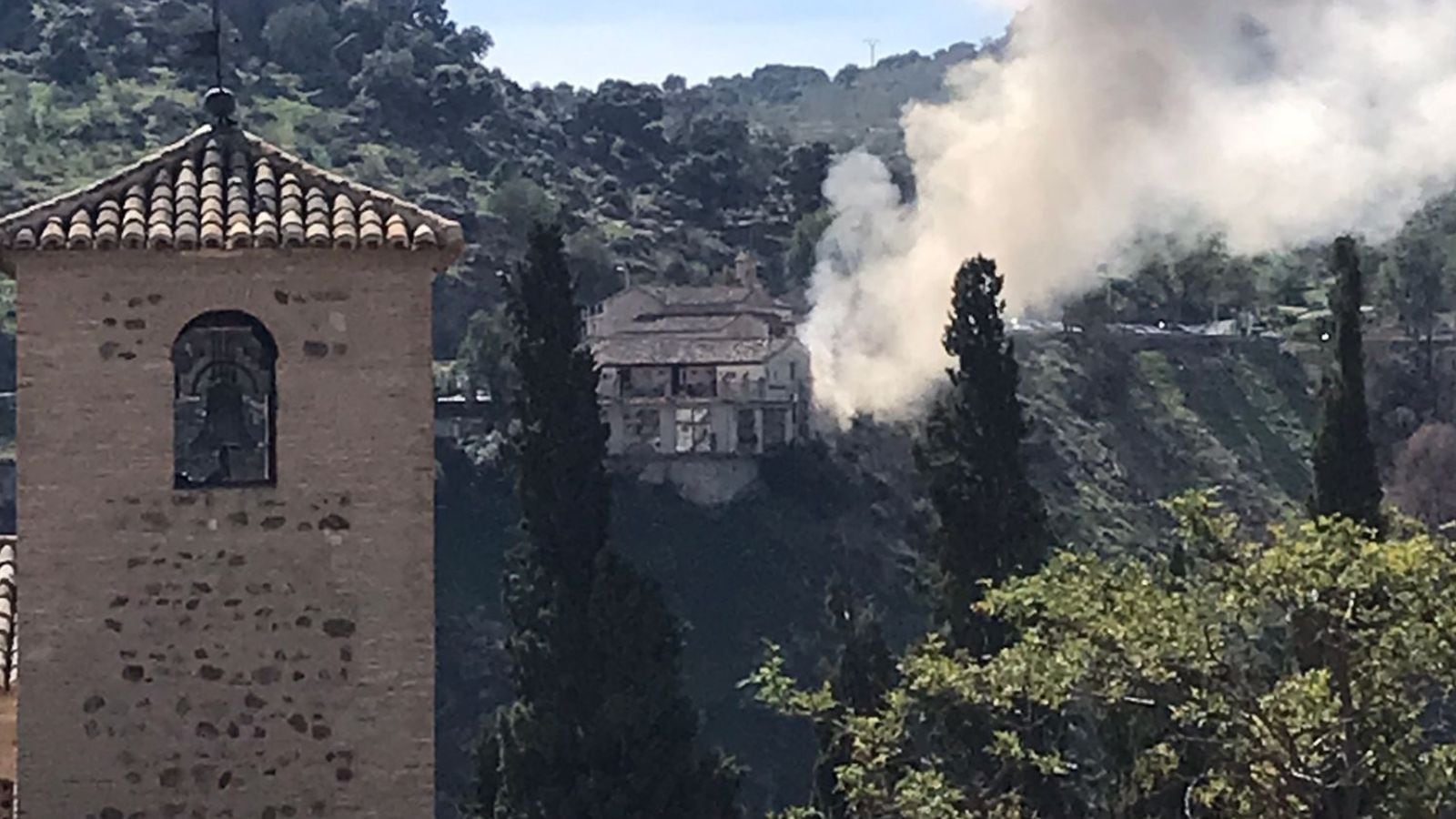 Imagen de la columna de humo que se ha originado en el restaurante del Valle