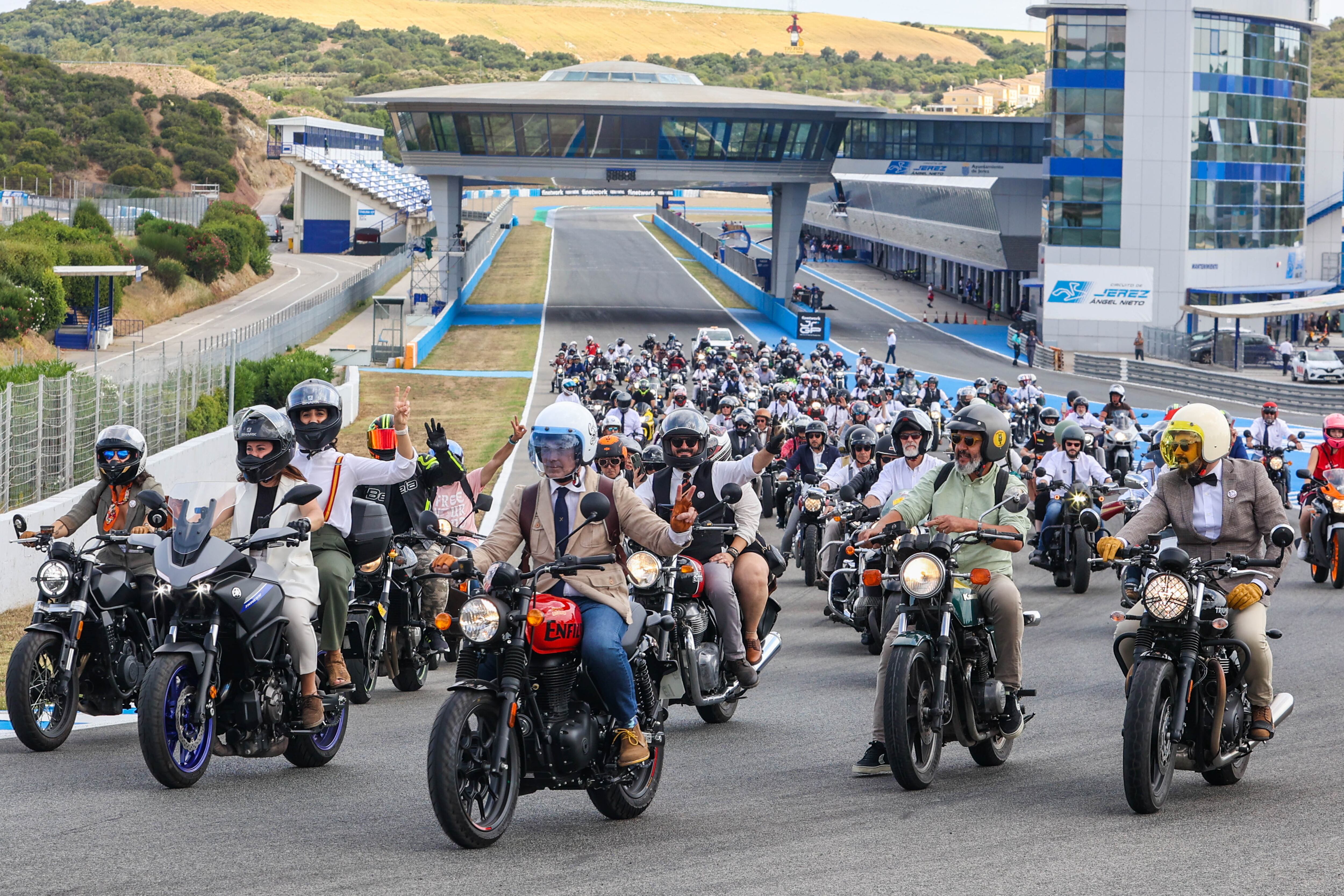 Vuelta controlada en pista para aficionados