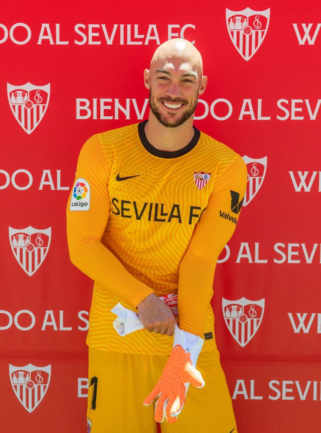 Presentación del portero internacional serbio Marko Dmitrovic, como primer fichaje para la próxima temporada del Sevilla, con el que ha firmado un contrato por cuatro campañas, hasta junio de 2025, tras quedar libre el 30 de junio con el Eibar. EFE. Raúl 