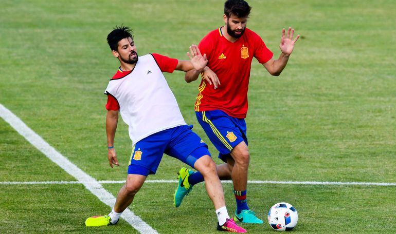 Nolito intenta robar un balón a Piqué en el entrenamiento