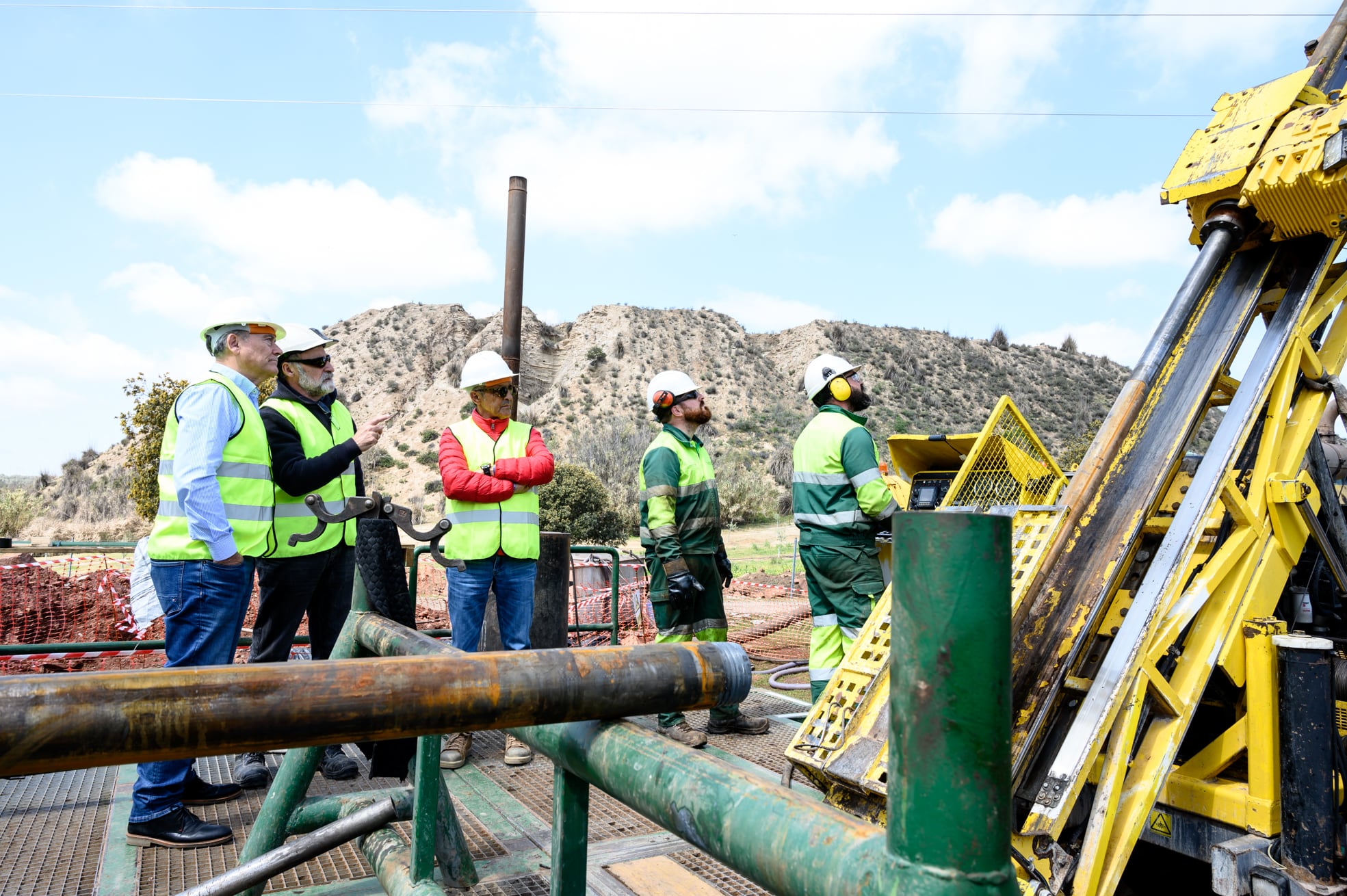 Visita del alcalde, Raúl Caro, a los sondeos mineros.