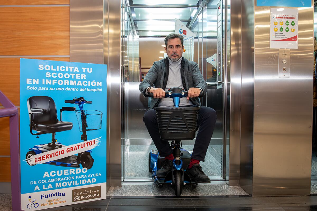 El Hospital de Getafe ofrece 'scooter' a pacientes con movilidad reducida para ir a consultas externas o pruebas diagnósticas en el centro.