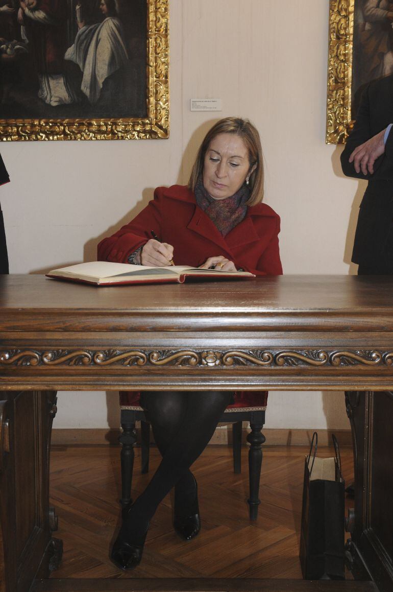 La ministra de Fomento en funciones, Ana Pastor, firma en el librop de honor durante la visita que ha realizado  Astorga 