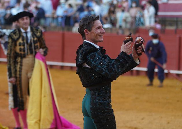 El torero Diego Urdiales cortó dos orejas tras la gran estocada que le propinó al segundo toro de su lote en la corrida del pasado sábado