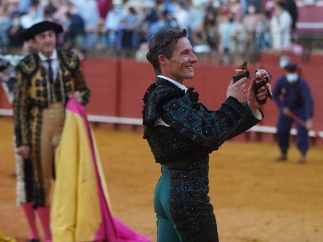 El torero Diego Urdiales cortó dos orejas tras la gran estocada que le propinó al segundo toro de su lote en la corrida del pasado sábado