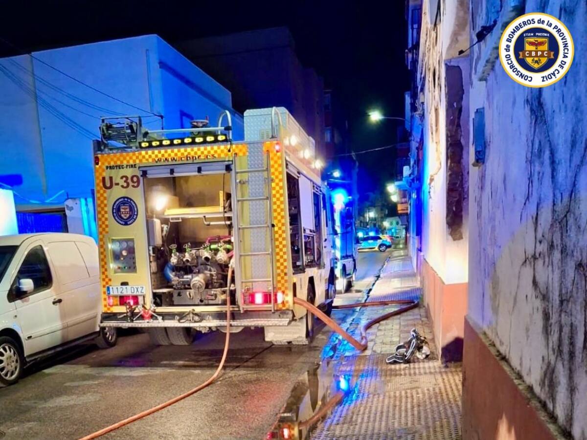 Bomberos extinguen un incendio en un almacén de La Línea