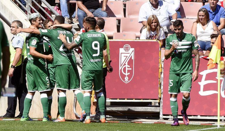 El delantero argentino del Leganés Alexander Szymanowski (2i) celebra con sus compañeros el primer gol de su equipo ante el Granada.