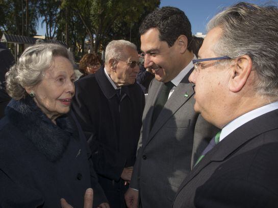 El lider del PP andaluz, Juanma Moreno (2-d). y el exalcalde de Sevilla, Juan Ignacio Zoido (d), saludan a la hija de Blas Infante, María de los Ángeles Infante, durante los actos institucionales del parlamento andaluz, donde se ha celebrado un pleno extr