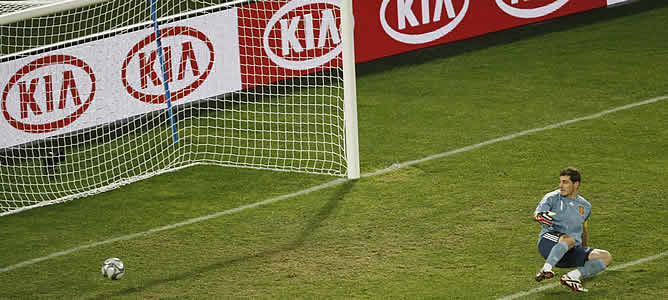 La selección española cayó derrotada en las semifinales de la Copa Confederaciones (0-2) contra Estados Unidos, poniendo fin en Sudáfrica a su racha de 35 partidos sin conocer la derrota y 15 consecutivos resueltos con victoria