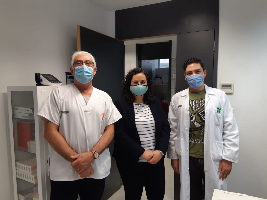 Imagen de archivo de la alcaldesa de Sax junto al coordinador y el rastreador del centros de salud 