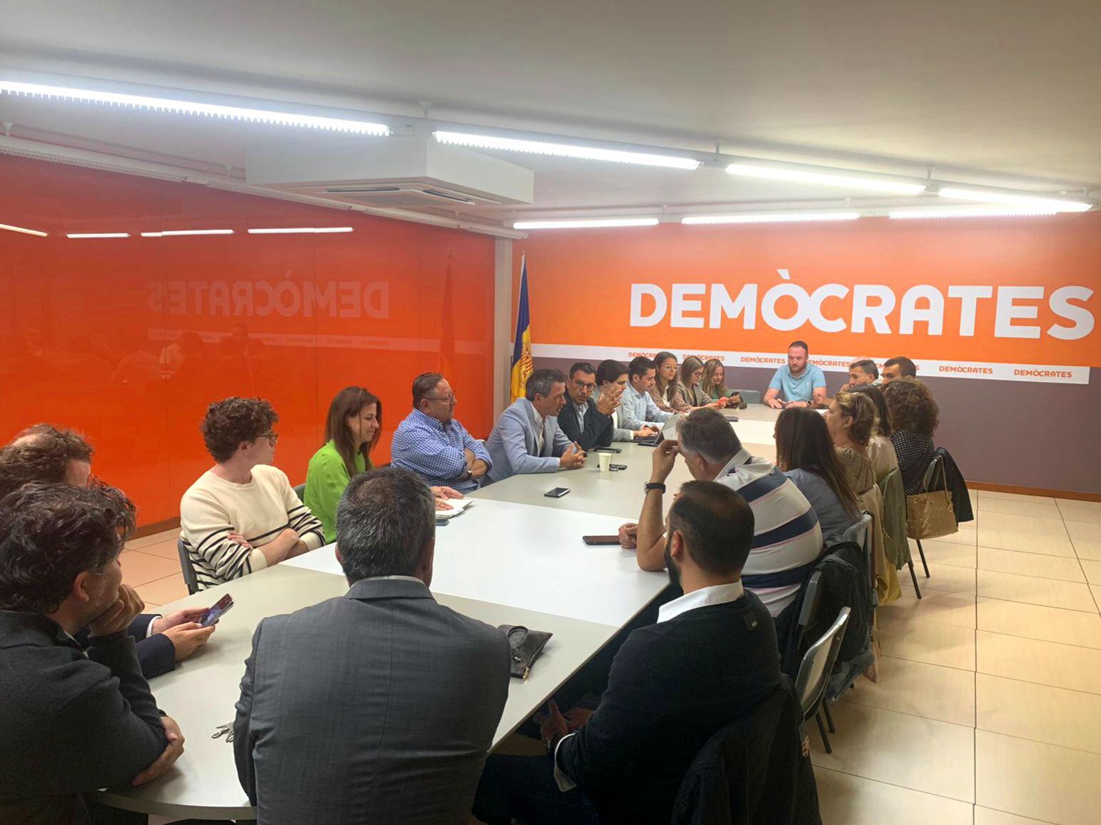 Reunió aquest dimecres del comitè parroquial de DA a Andorra la Vella amb els cònsols, i ara ja també candidats a la reelecció, al centre.