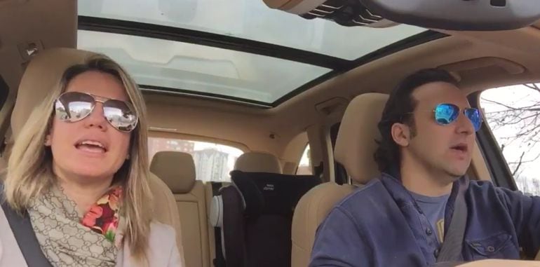 Carmen Porter e Iker Jiménez cantan &#039;Rumba manía&#039; en su coche