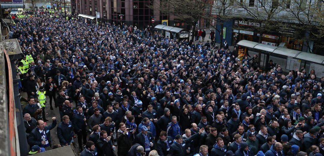 La imagen de los hinchas del Shcalke en Mánchester