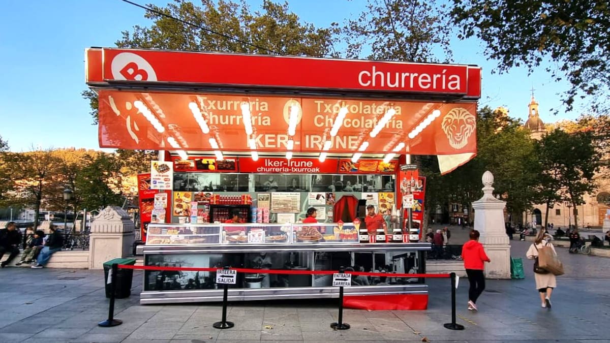 La churrería del Arenal y su cola sempiterna: "La elaboración sigue siendo completamente artesanal, como toda la vida"