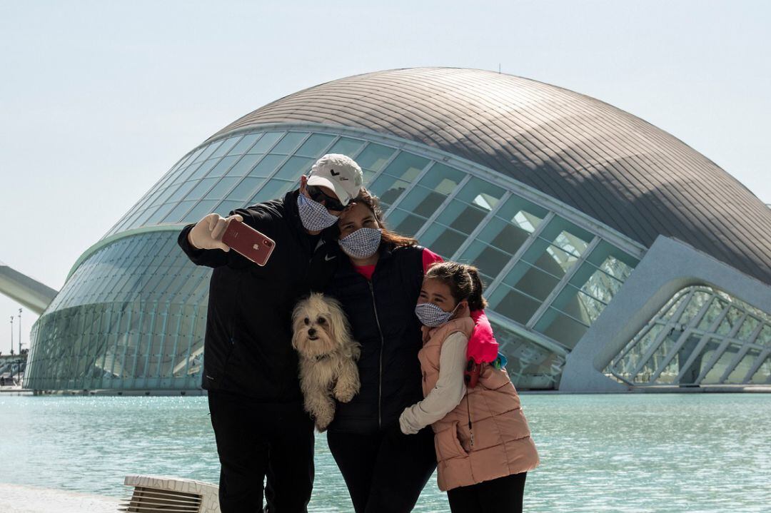 Familia se fotografía en la Ciutat de les Ciències i les Arts en València en tiempos de covid-19