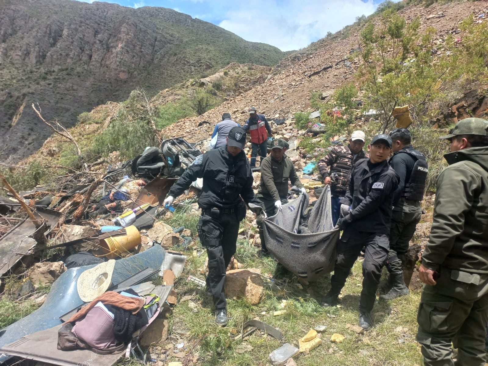 Fotografía cedida por la Policía Boliviana de integrantes de la policía durante un rescate este lunes, en Potosí (Bolivia). EFE/ Policía Boliviana 