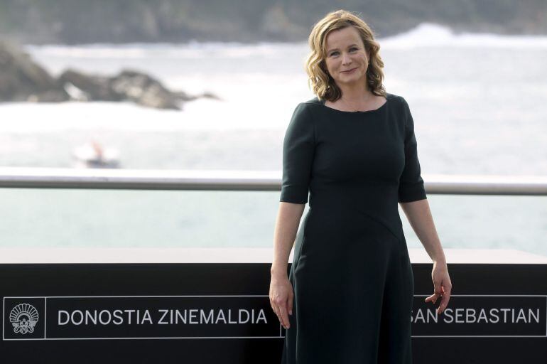 GRA458. SAN SEBASTIÁN, 25/09/2015.- La actriz británica Emily Watson, posa en el marco de la 63 edición del Festival Internacional de Cine de San Sebastián, donde esta noche recogerá el premio Donostia en reconocimiento a su carrera. EFE/Juan Herrero.