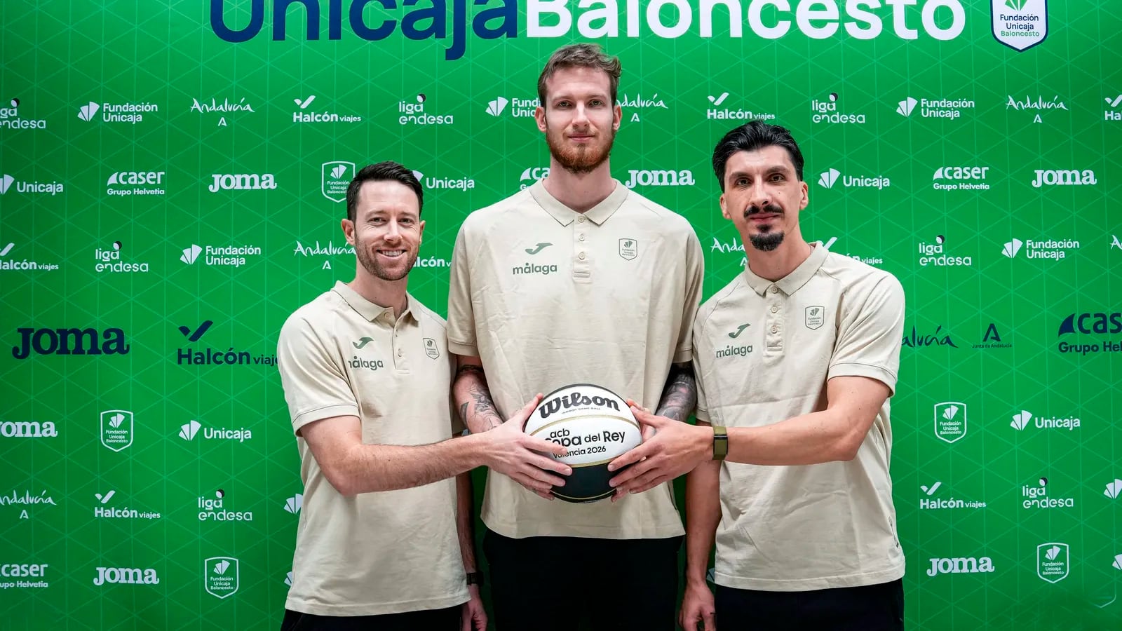 Los jugadores del Unicaja Tyler Kalinoski, Olek Balcerowski y Nihad Djedovic