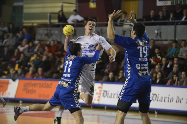 Mikel Aguirrezabalaga en una acción de juego