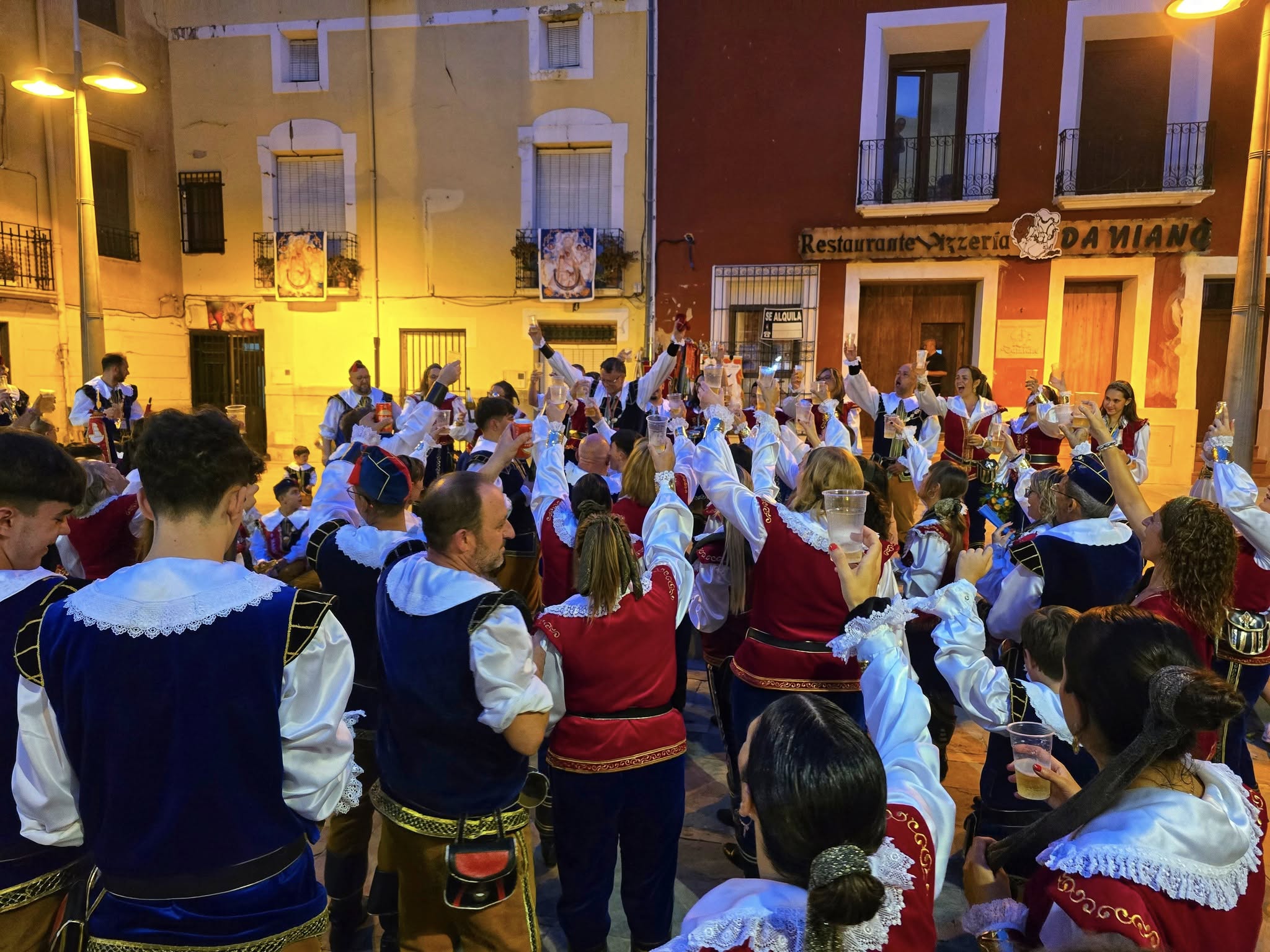 Los Marinos Corsarios celebran en la Plaza de Santa María el final de las fiestas
