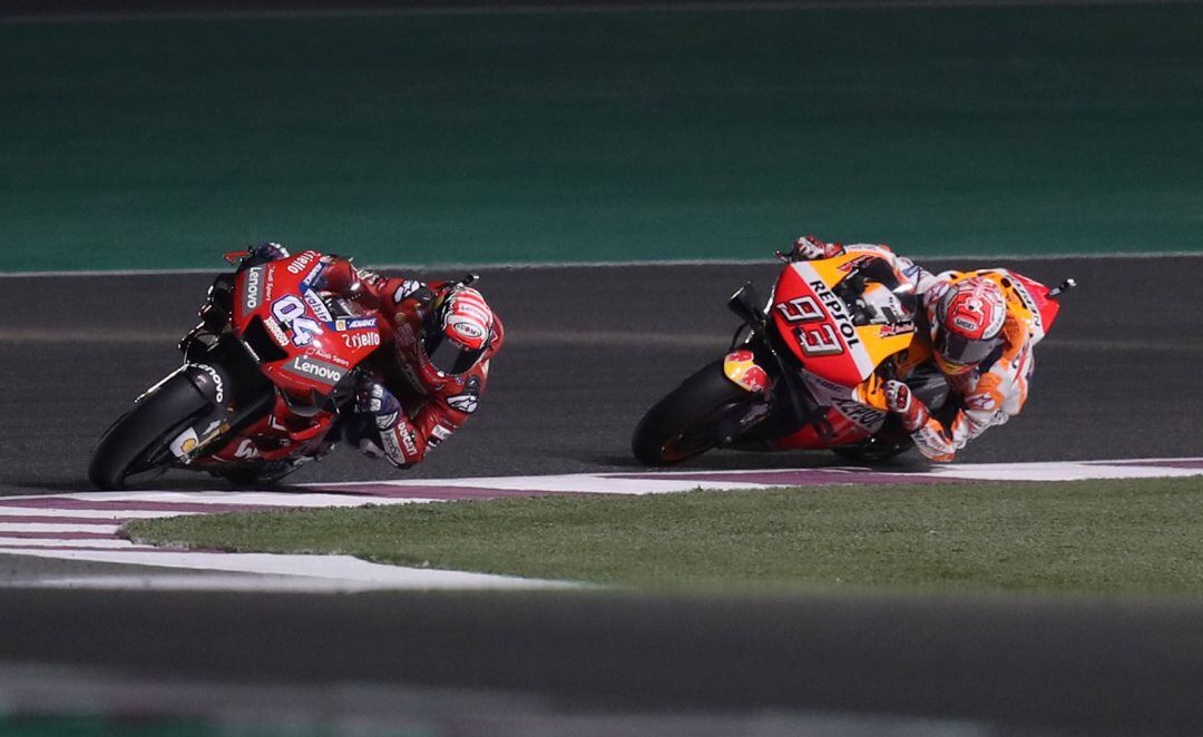 Andrea Dovizioso y Marc Márquez luchan por la victoria en el GP Qatar