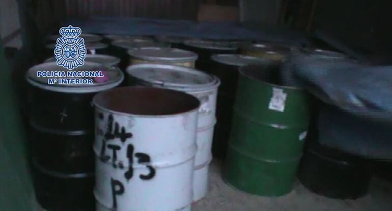 Bidones de polvo de platino encontrados en la operación