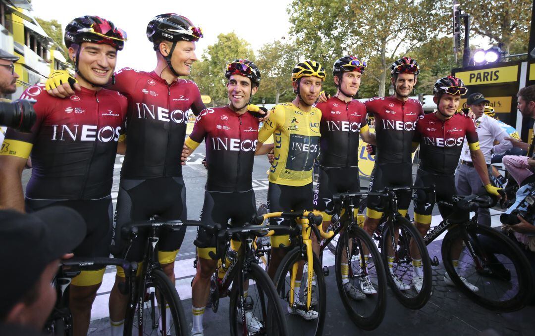 Los corredores del Ineos, junto a Egan Bernal, ganador del Tour 2019.