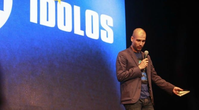 Pep Guardiola, exentrenador del Barcelona y próximo del Bayern de Múnich, habla hoy, jueves 2 de mayo de 2013, durante una exposición sobre liderazgo deportivo en el Teatro Gran Rex de Buenos Aires (Argentina).