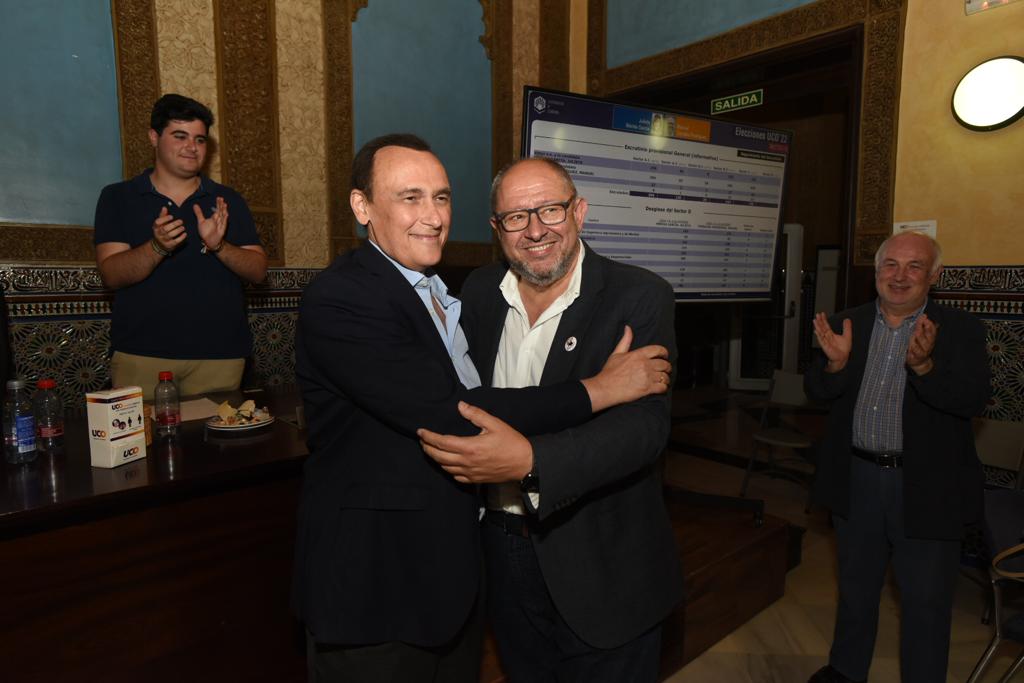 El rector saliente de la UCO, José Carlos Gómez Villamandos, felicita a Manuel Torralbo por su victoria en las elecciones rectorales de 2022, en las que se ha enfrentado a Julieta Mérida