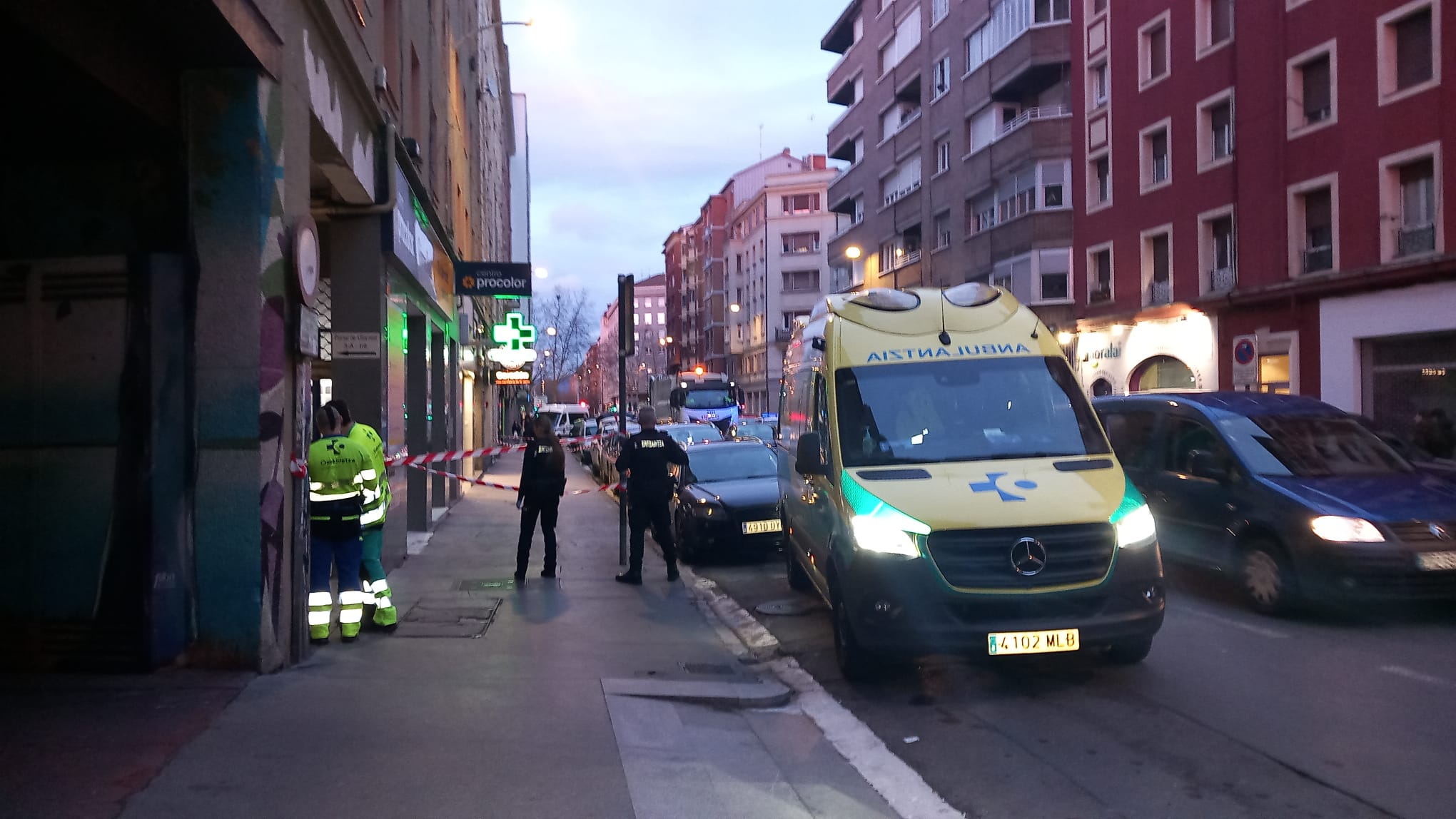 Ertzaintza y sanitarios ante el edificio de Vitoria donde se ha atrincherado una persona