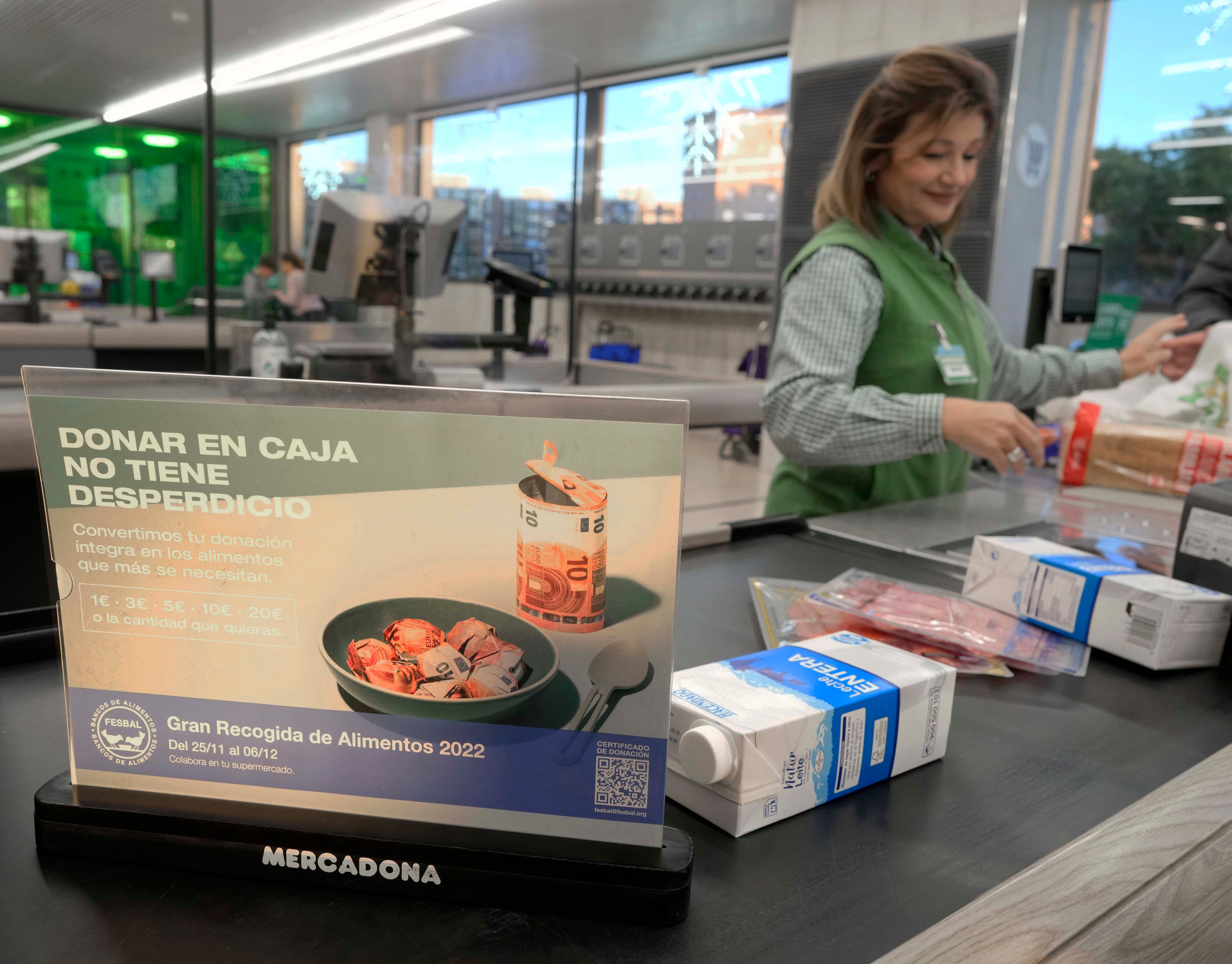 Línea de caja en una tienda de Mercadona durante la Gran Recogida de Alimentos.