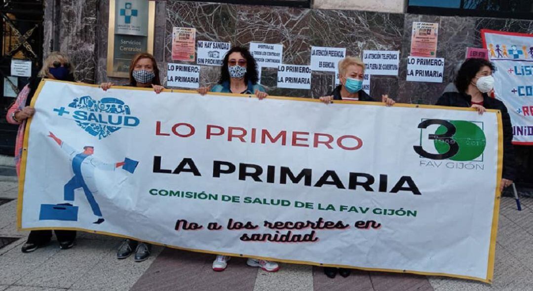 Usuarios de distintos puntos de Asturias se han dado cita en Oviedo para protestar por la situación que se vive en los centros de salud. 