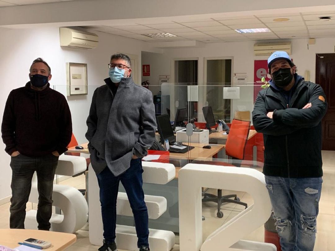 Ángel Gago, Vera Luque y Kike Remolino en los estudios de Radio Cádiz