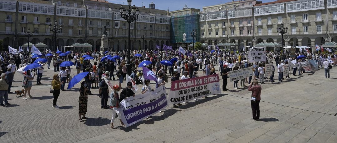 Manifestación a su llegada a María Pita