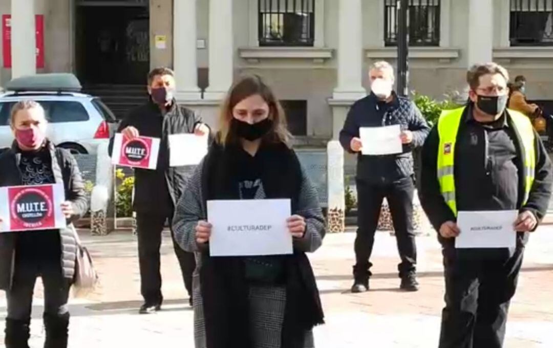 El sector de la cultura se viste de negro y se manifiesta en Castelló para pedir ayuda a las administraciones.