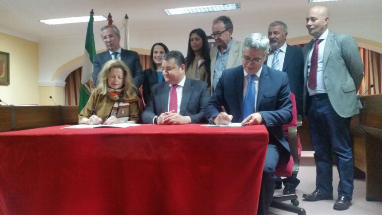 Isabel Ugalda, Antonio Sanz y Juan Casanova, durante la firma del convenio de cesión de dos parcelas de la Almoraima, al Ayuntamiento de Castellar.