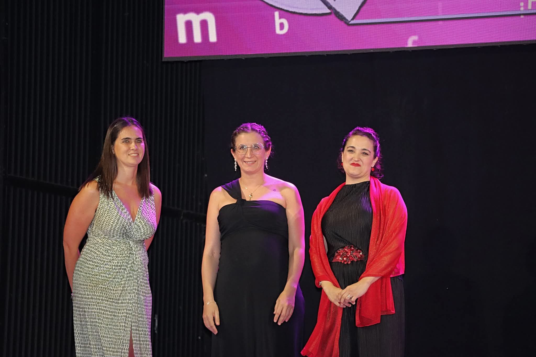 Ganadora del premio con la presidenta de la comparsa