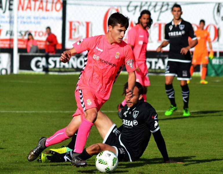 Toni sienta a uno de los jugadores del equipo asturiano