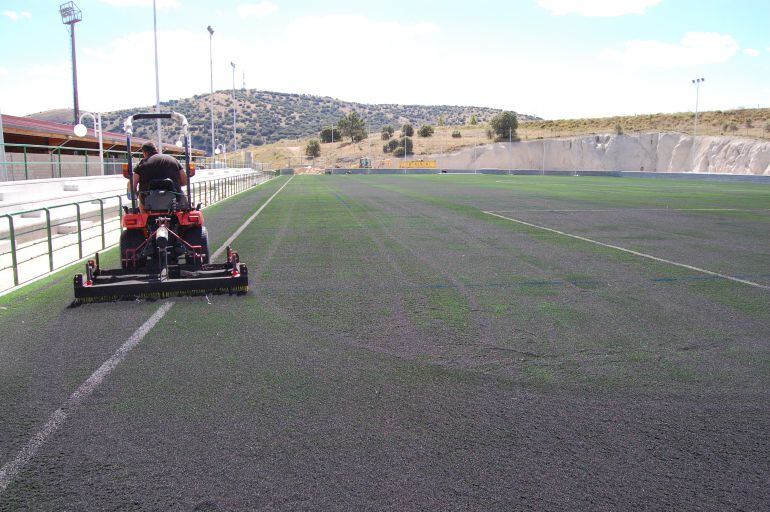 Una máquina vierte caucho sobre el terreno de juego